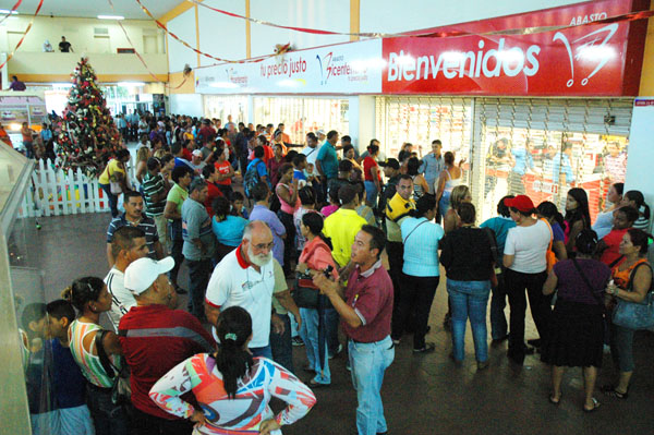 Cientos de personas hacen cola en mercados oficiales para poder comprar pollo