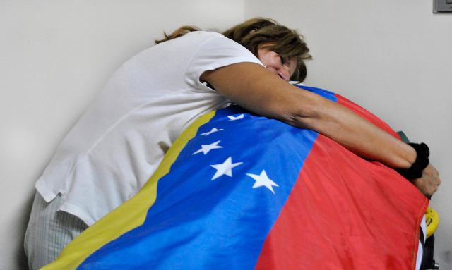  Carmen González llora sobre el cuerpo de su hijo, Jimmy Vargas, asesinado durante las protestas del lunes en  San Cristóbal