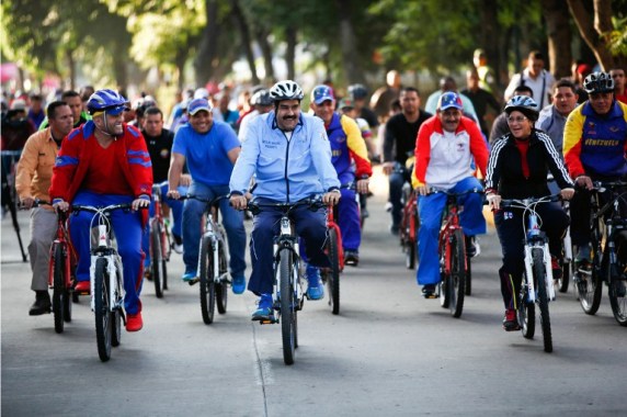 El presidente de Venezuela, Nicolás Maduro (C) monta una bici con la Primera Dama, Cilia Flores (R), en Caracas / AFP Presidencia