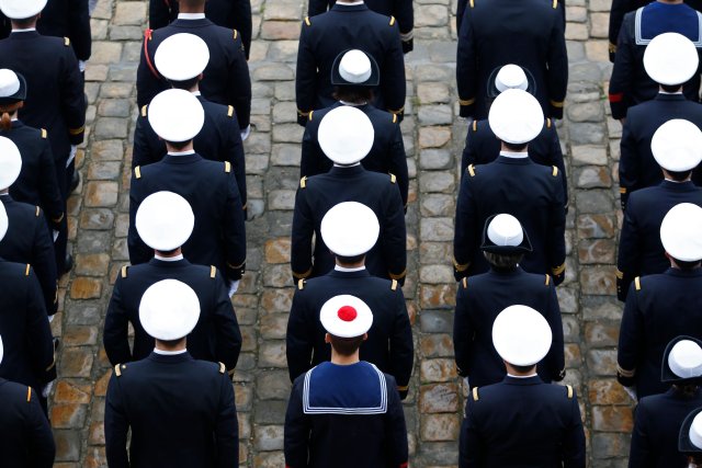  Marineros de la Armada francesa asisten a una ceremonia en el patio de los Inválidos en París 22 de mayo 2014. REUTERS / Charles Platiau