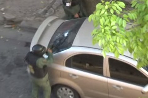 GNB destruye vidrios de un carro frente a residencia / Foto captura