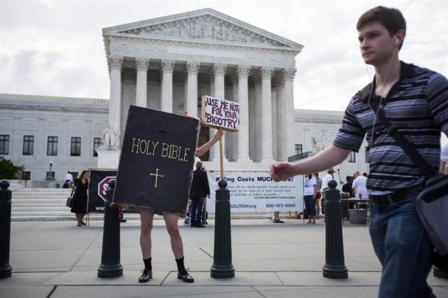 Foto: Un hombre disfrazado de Biblia protesta frente al Tribunal Supremo de Estados Unidos, en Washington hoy, lunes 30 de junio del 2014. EFE/Jim Lo Scalzo