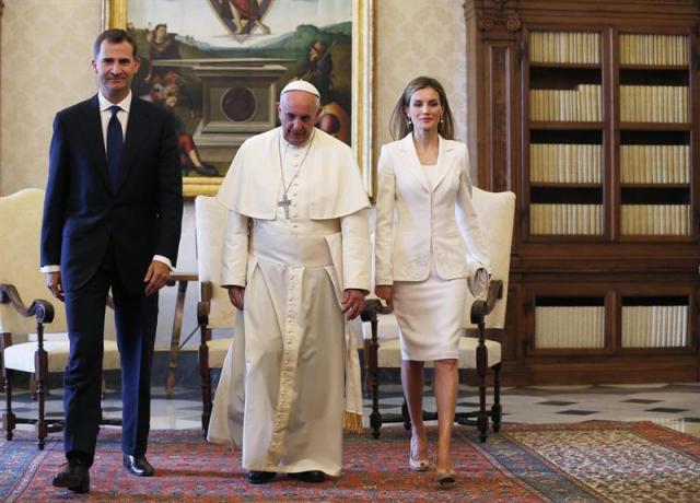 Foto: El papa Francisco (centro) conversa con el rey Felipe VI (izda) y la reina Letizia (dcha) durante una audiencia privada en el Vaticano. EFE/Alessandro Bianchi