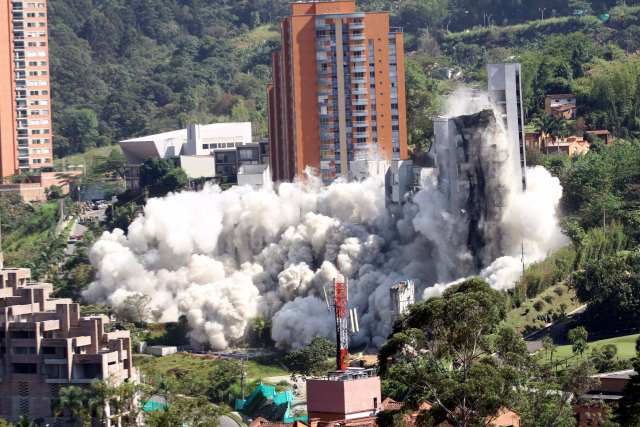 El CuatroTorres complejo edificio de viviendas se demolieron durante una implosión controlada, en la ciudad de Medellín (Foto Fredy Builes / Reuters)