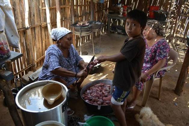“Ahora todo es muy caro”, dijo Claudina Enrique (izq.), una de los casi 90,000 nativos wayúu de la zona. Los productos que llegaban desde Venezuela han desaparecido, dijo la anciana, y los precios casi se han duplicado 