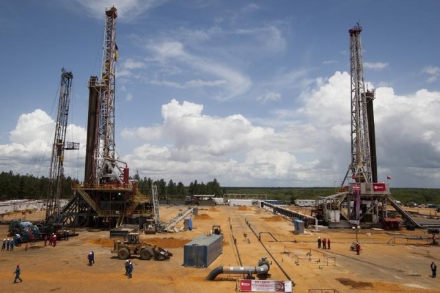 Operadores en una planta petrolera operada por la venezolana PDVSA en Morichal