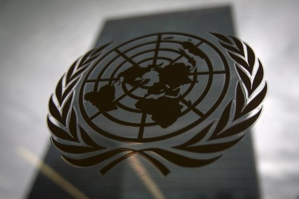 La sede de Naciones Unidas ONU fotografiada a través de una ventana con el logo de la institución en Manhattan, Nueva York