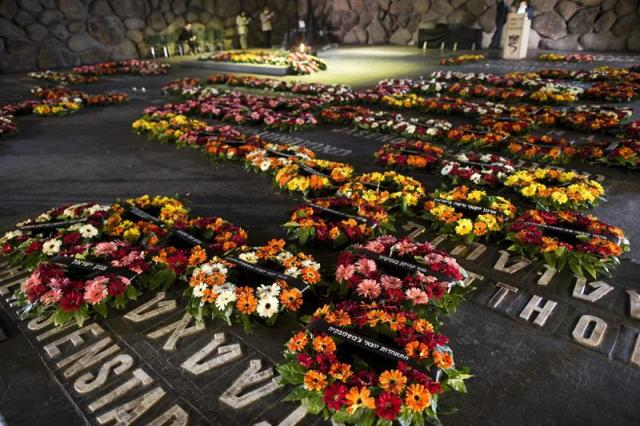 Varias coronas de flores depositadas en la Sala del Recuerdo del complejo conmemorativo del Holocausto Yad Vashem en Jerusalén (Israel) durante la jornada nacional en recuerdo a las víctimas del Holocausto hoy jueves 16 de abril de 2015. EFE/Abir Sultan