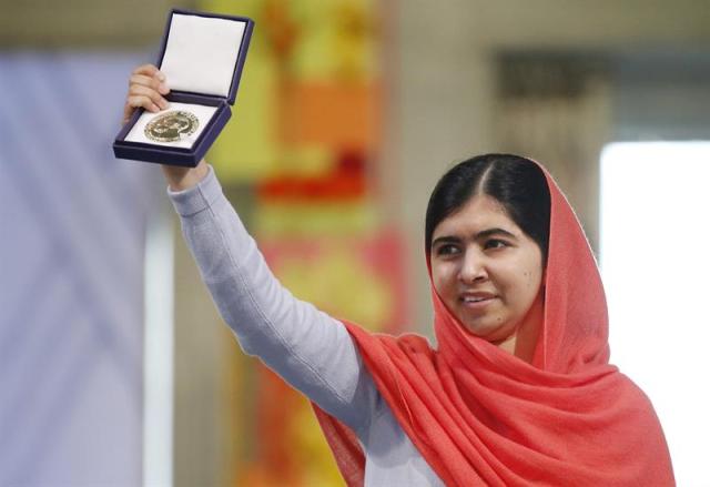 Imagen de archivo que muestra a la galardonada con el Nobel de la Paz 2014, Malala Yousafzai, durante la ceremonia de entrega de los Premios Nobel en Oslo (Noruega) el 10 de diciemrbe de 2014. La NASA anunció hoy, jueves 16 de abril de 2015, el nombramiento de un asteroide perteneciente al cinturón entre Marte y Júpiter como 316201 Malala en honor a la activista paquistaní. EFE/Cornelius Poppe 