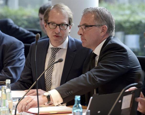 Presidente de Lufthansa, Carsten Spohr (dcha), conversa con el ministro alemán de Transporte, Alexander Dobrindt