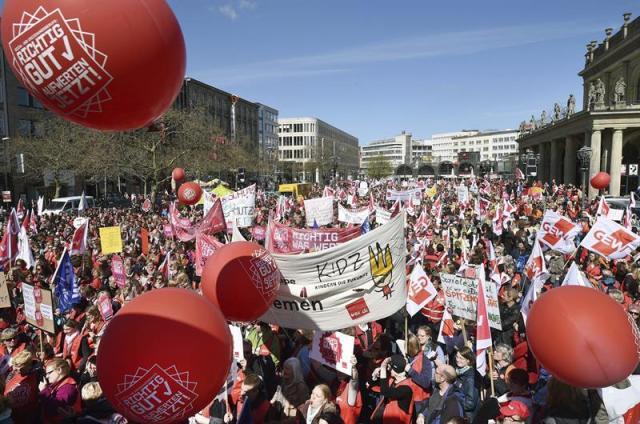 Cuidadores de centros de día de los estados alemanes del norte protestan por sus condiciones salariales en Hanover (Alemania) hoy, jueves 16 de abril de 2015. Los cuidadores y educadores sociales exigen un mayor reconocimiento de su trabajo y mejoras salariales. EFE/Holger Hollemann