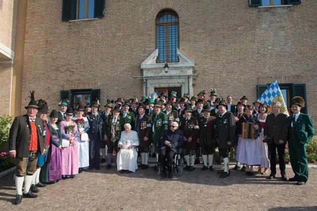 Fotografía facilitada por L'Osservatore Romano que muestra al papa emérito Benedicto XVI (c) durante la celebración de su 86 aniversario en Castel Gandolfo, cerca de Roma, Italia, hoy, 16 de abril de 2015. EFE/OSSERVATORE ROMANO FOTO CEDIDA/