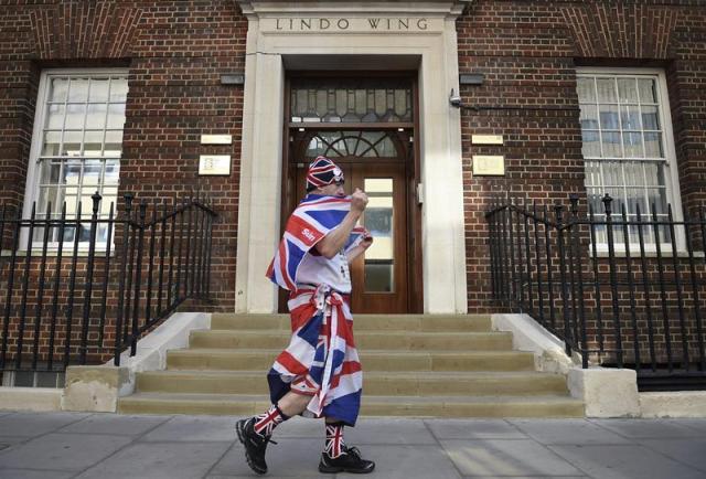 Jon Loughrey, un fan de la familia real británica, se pasea frente a la sala privada Lindo del hospital de Sr. Mary's en Londres (Reino Unido), hoy, jueves 16 de abril de 2015. La duquesa Catalina, esposa del príncipe Guillermo de Inglaterra, dará a luz a su segundo hijo en la clínica Lindo a finales de abril. EFE/Andy Rain