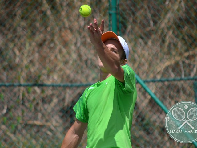 DANIEL GONZALES LANZANDO LA PELOTA PARA SERVICIO