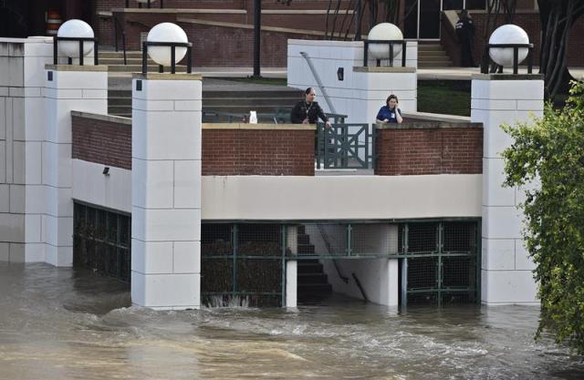  Vista de los edificios anegados tras las intensas tormentas e inundaciones que han azotado el sur del país en Houston, Texas, Estados Unidos hoy 25 de mayo de 2015. Las intensas tormentas e inundaciones que han azotado el sur de Estados Unidos las últimas horas han causado ya seis muertos en Texas y Oklahoma, mientras que una decena siguen desaparecidas. Además de los tres fallecidos este fin de semana, dos de ellos en Oklahoma y uno en Texas, las autoridades informaron hoy de otros tres muertos en estos dos estados. EFE/Larry W. Smith