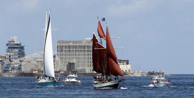 Embarcaciones de equipos de Cuba y Estados Unidos participan hoy, miércoles 20 de mayo de 2015, en la regata "Havana Challenge" en el malecón de La Habana (Cuba). Las embarcaciones muy rápidas, ligeras e inestables se enfrentan, dentro de las actividades náuticas entre los dos países, permitidas después de que en 2004 el entonces presidente de EE.UU, George Bush, firmara una proclama, aún vigente, que prohíbe a embarcaciones de recreo navegar a Cuba, salvo autorización del Departamento de Comercio. EFE/Ernesto Mastrascusa