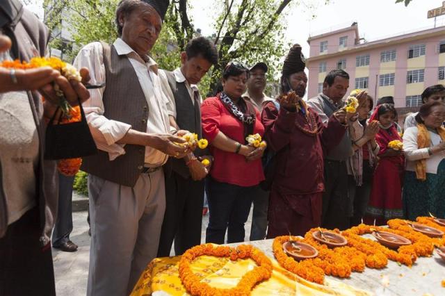 Varias personas participan en un minuto de silencio en memoria de las víctimas mortales del terremoto del pasado 25 de abril en Katmandú (Nepal) hoy, jueves 7 de mayo de 2015. Miles de nepalíes han guardado minutos de silencio por los más de 7.550 muertos que ya se contabilizan. EFE/Hemanta Shrestha