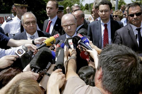 El ministro galo del Interior, Bernard Cazeneuve (centro), se dirige a los medios de comunicación a su llegada a la fábrica en Isere atacada (Fotos EFE)