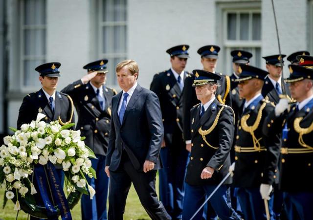 El rey Guillermo-Alejandrod e Holanda (3-i), asiste al décimo aniversario del memorial por los miembros de la policía fallecidos durante la realización de su trabajo, en el Tuin van Bezinning ("Jardín del Conocimiento"), Warnsveld, Holanda, hoy, miércoles 10 de junio de 2015. EFE/Robin Van Lonkhuijsen