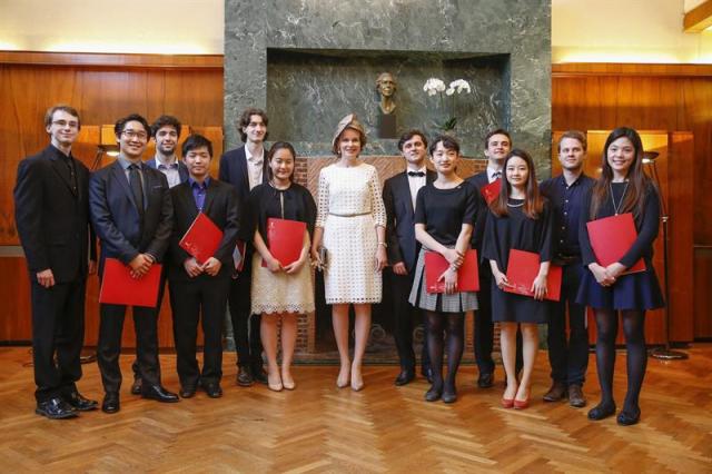  La reina Matilde de Bélgica (c) posa con los premiados en la Competición de Violín Reina Isabel, en el pabellón musical Reina Isabel de Argenteuil, Bélgica, hoy, martes 2 de junio de 2015. EFE/Julien Warnand