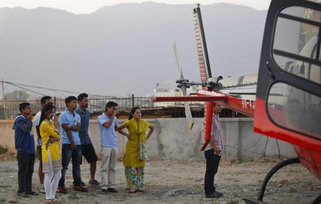  Los familiares de las víctimas de un helicóptero accidentado lamentan la tragedia, mientras los cuerpos son trasladados al hospital universitario de Katmandú, Nepal, hoy, martes 2 de junio de 2015. Cuatro personas murieron hoy cuando el helicóptero en el que viajaban se estrelló mientras distribuía ayuda en el distrito de Sindhupalchwok, una de las áreas más afectadas por el terremoto que golpeó hace seis semanas Nepal. "Hemos visto cuatro cadáveres hasta ahora", dijo el Ejército en un comunicado, en el que indicó que entre los fallecidos se encuentran tres hombres, entre ellos el capitán de la aeronave, y una mujer. EFE/Narendra Shrestha