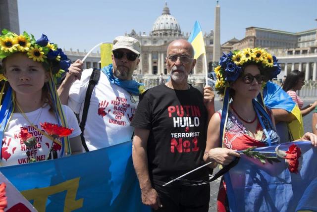 Ucranianos protestan contra la visita del presidente ruso, Vladimir Putin, en la plaza de San Pedro del Vaticano, en el Vaticano, hoy miércoles 10 de junio de 2015. Putin tiene previsto esta tarde mantener un encuentro con el papa Francisco. EFE/Claudio Peri