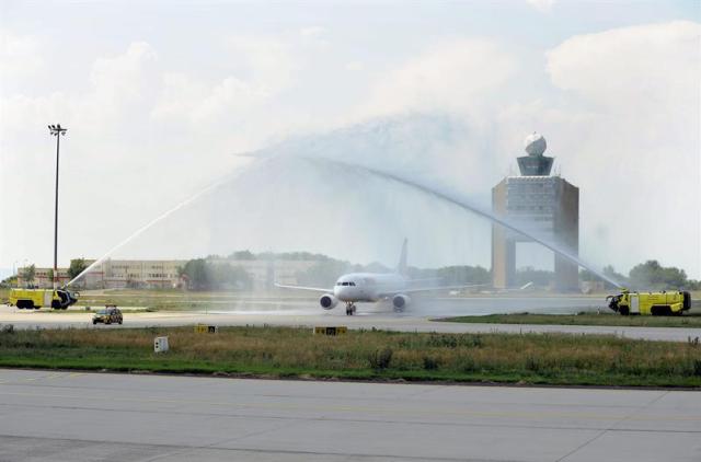 Vista de un avión Airbus A320 de la compañía de Iberia en el aeropuerto "Liszt Ferenc" de Budapest, Hungría, hoy, martes 2 de junio de 2015. Iberia ha inaugurado hoy su conexión entre Madrid y Budapest con hasta seis vuelos a la semana, vigentes hasta el próximo 22 de octubre, ha informado la compañía aérea. Además de volar a Madrid, los clientes de Iberia procedentes de Hungría podrán continuar su viaje a otras 22 ciudades españolas, como Mallorca, Barcelona o Málaga, Lisboa y Oporto, en Portugal; Luanda, en Angola; y Buenos Aires, México DF, Montevideo, Sao Paulo y Santiago de Chile en Latinoamérica. EFE/Zoltan Mathe