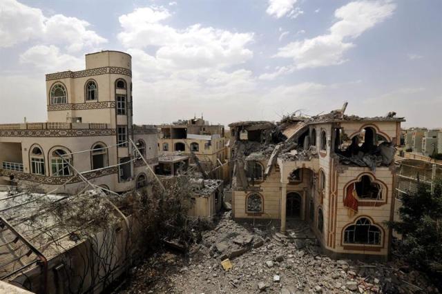 Vista general de las ruinas de la casa de un comandante fiel a los hutíes tras dos bombardeos de la coalición árabe liderada por Arabia Saudí en Saná, Yemen, hoy 6 de julio de 2015. La coalición internacional árabe, bombardeó esta madrugada la sede principal del partido Congreso Popular General, del expresidente Ali Abdalá Saleh, aliado de los rebeldes hutíes, en Saná. EFE/Yahya Arhab