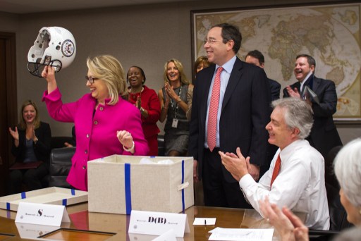 A Hillary Clinton le regalaron un casco de fútbol americano para futuras caídas