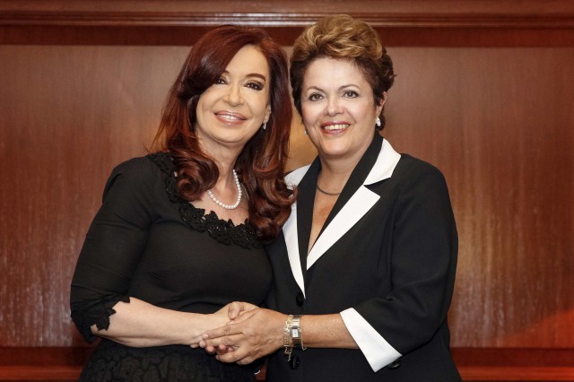 Brazil's President Dilma Rousseff shakes hands with her Argentinean counterpart Cristina Fernandez de Kirchner during a meeting in Santiago