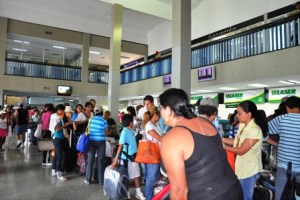 Viajeros ahorran hasta al momento de embalar una maleta en el aeropuerto