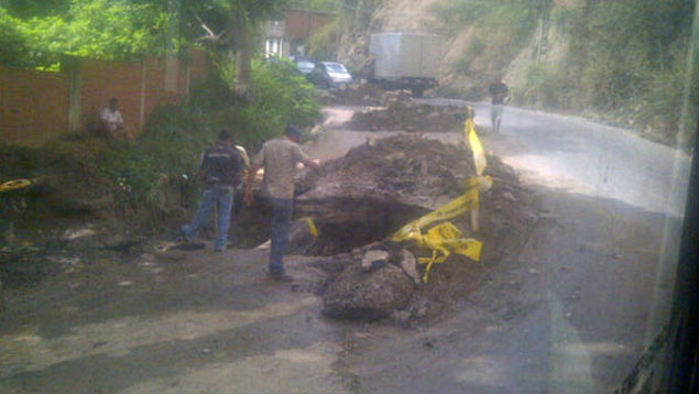 Este es el Mega-Hueco que amarga la vida de los que viven en El Junquito (Foto)