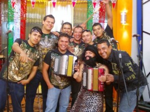 Policías registran fincas en busca de grupo musical desaparecido en México