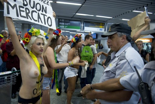 Así protestan las militantes feministas por Carnaval de Río