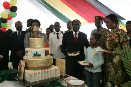 Mugabe cumple 89 años y considera su permanencia en el poder una tarea divina