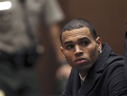 Chris Brown es acusado de huir de accidente