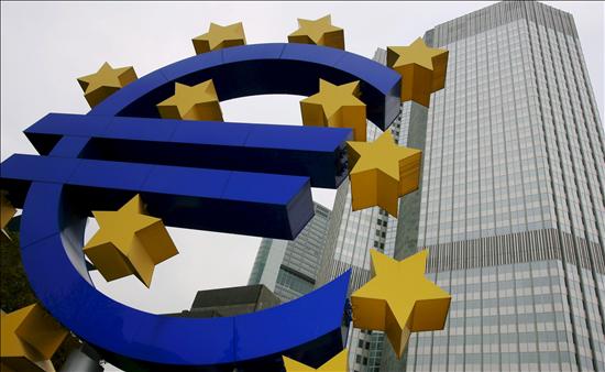 El BCE reduce financiamiento de emergencia a la banca griega
