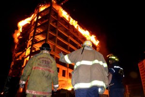 Bomberos investigan incendio en Mañongo