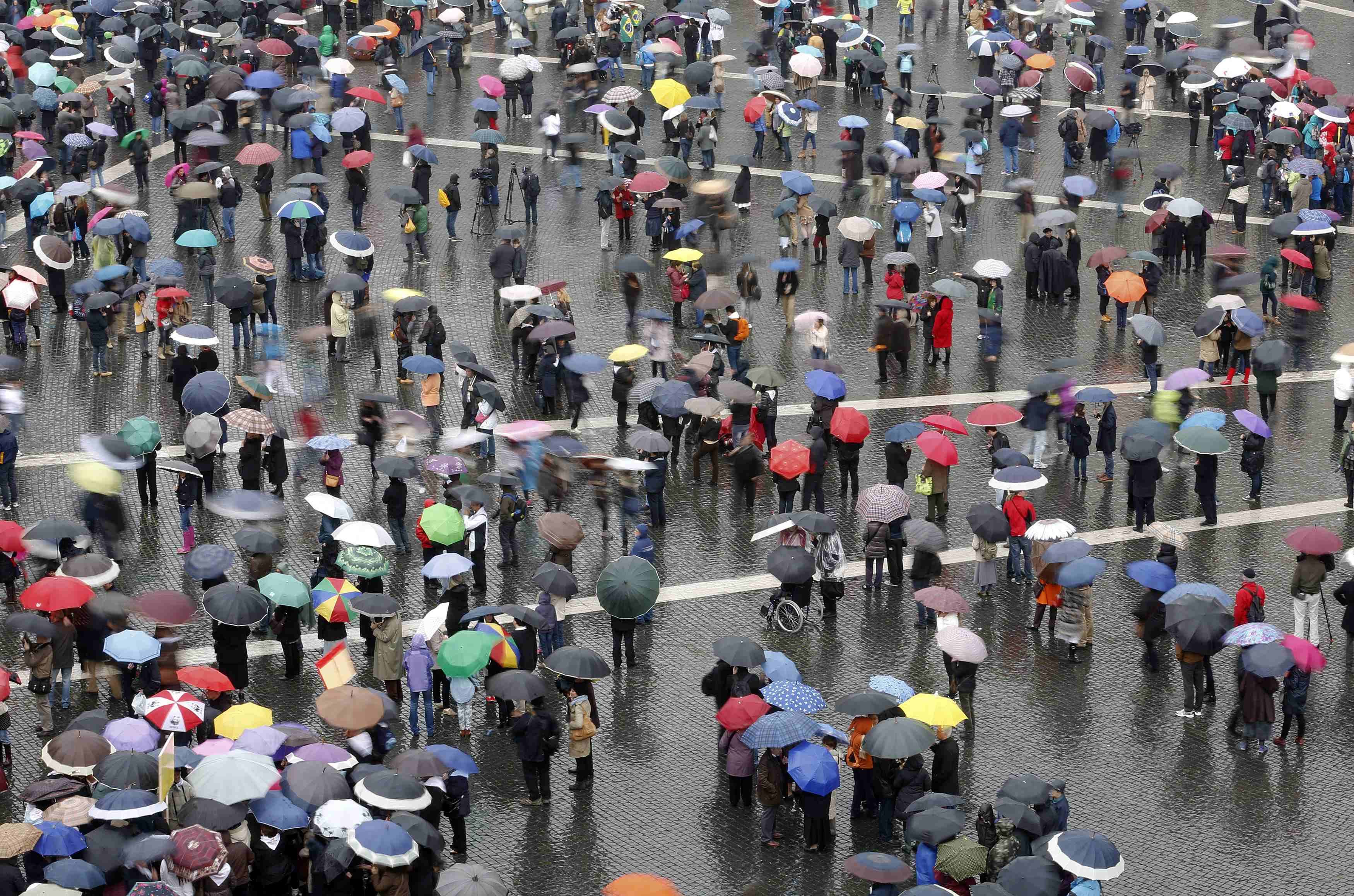 Numerosos fieles desafiaron la lluvia para ver la segunda fumata del cónclave (Fotos)