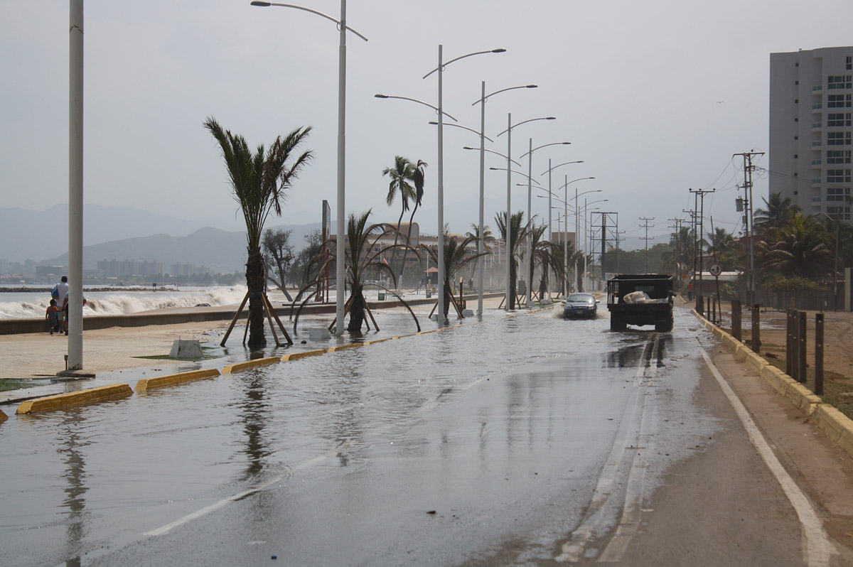 Alcaldía de Lechería se mantiene alerta ante fuerte oleaje en costas