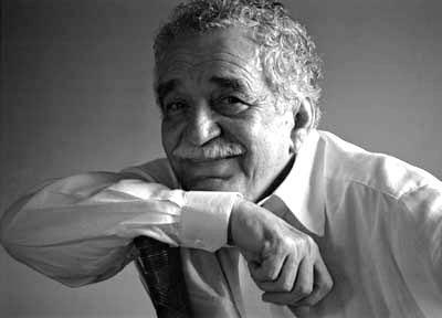 García Márquez, sonriente y de buen humor visita centro comercial en México
