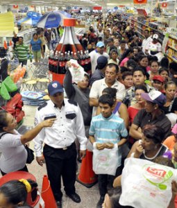 Consumidores pelean en los supermercados para comprar pollo en Margarita
