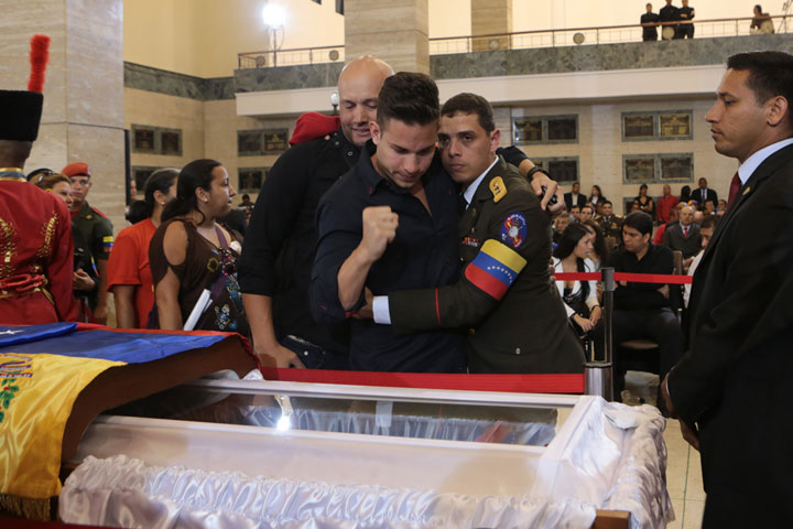 “El Potro” y Emilio de “Los Cadillac’s” rindieron honor a Chávez (Fotos)