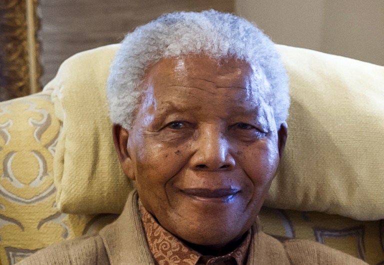 Nelson Mandela está bien, según su esposa