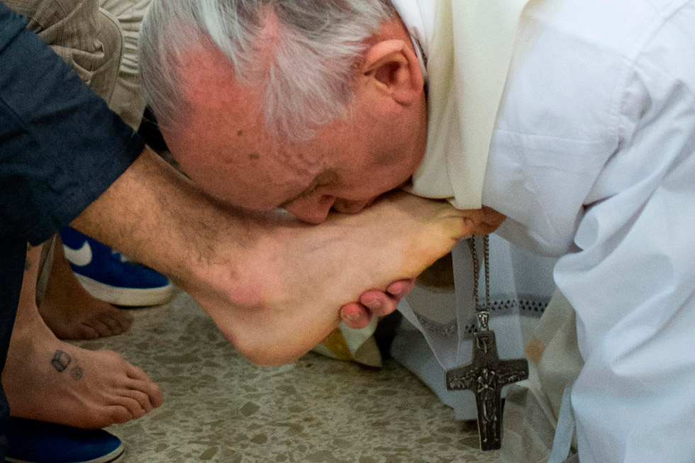 El papa Francisco cambia liturgia para que mujeres participen en rito de lavar los pies