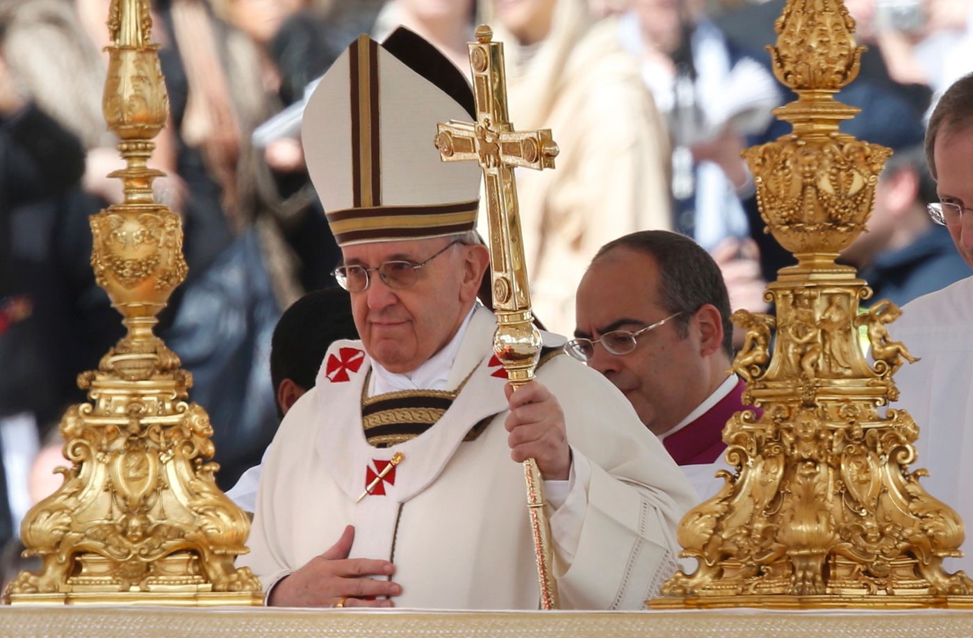 El papa prefiere “mil veces” una iglesia accidentada que enferma