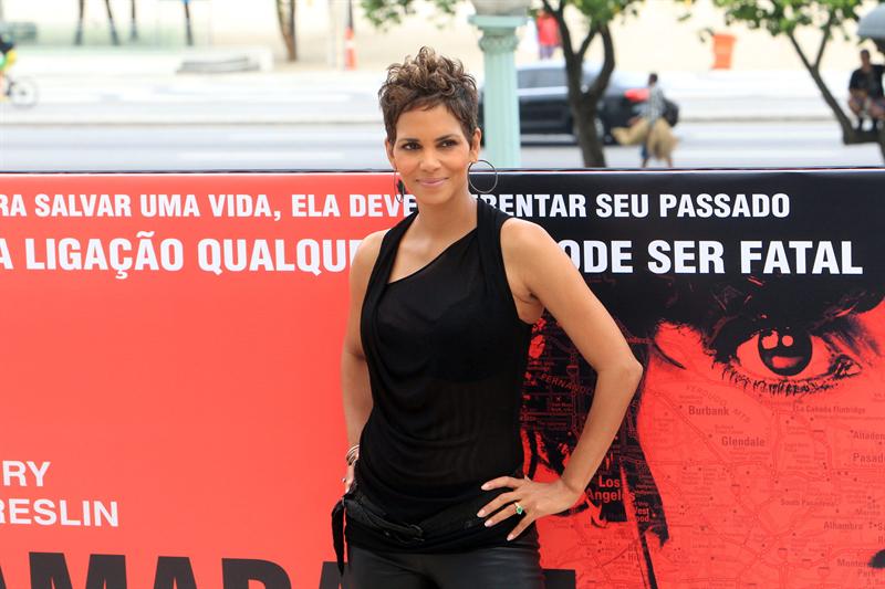 Halle Berry luce su embarazo en evento público (Fotos)