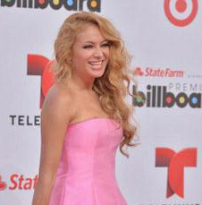 Así llegó la “chica dorada” a la alfombra roja de los #PremiosBillboard2013