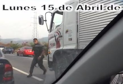 ¿Y este camión militar con cajas desarmadas del CNE el 15 de abril?… incluye soldado intentando quitar cámara