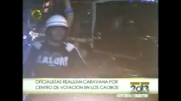 Oficialistas realizan caravana cerca de centro de votación (Video)